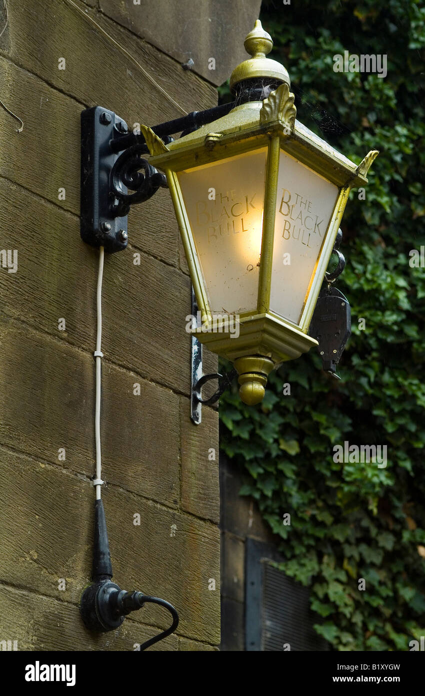 Vieille lampe de rue, le taureau noir, Main Street, Haworth, West Yorkshire, Angleterre, Royaume-Uni. Banque D'Images