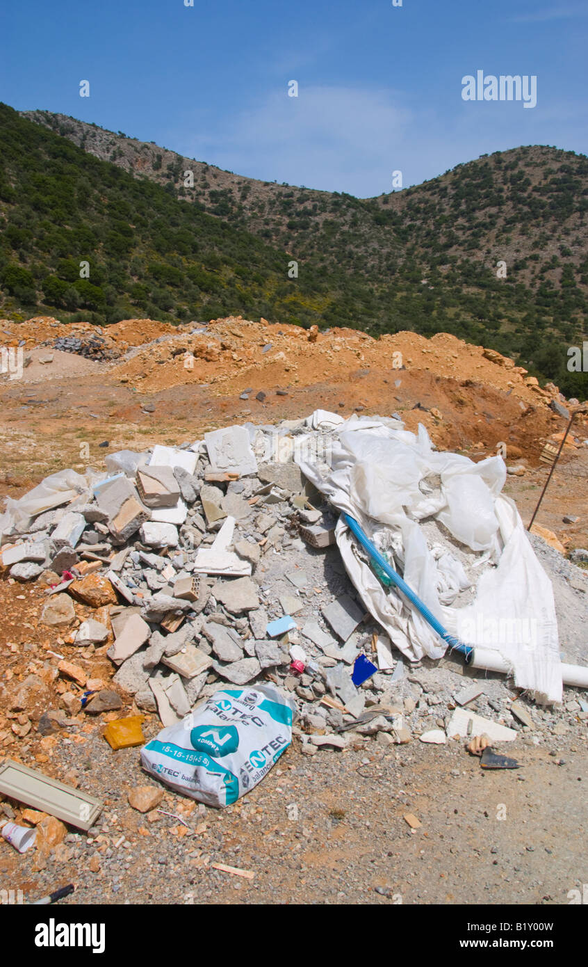 Builders décombres abandonnés sur route, près Malia sur l'île grecque de Crète Méditerranée UE GR Banque D'Images