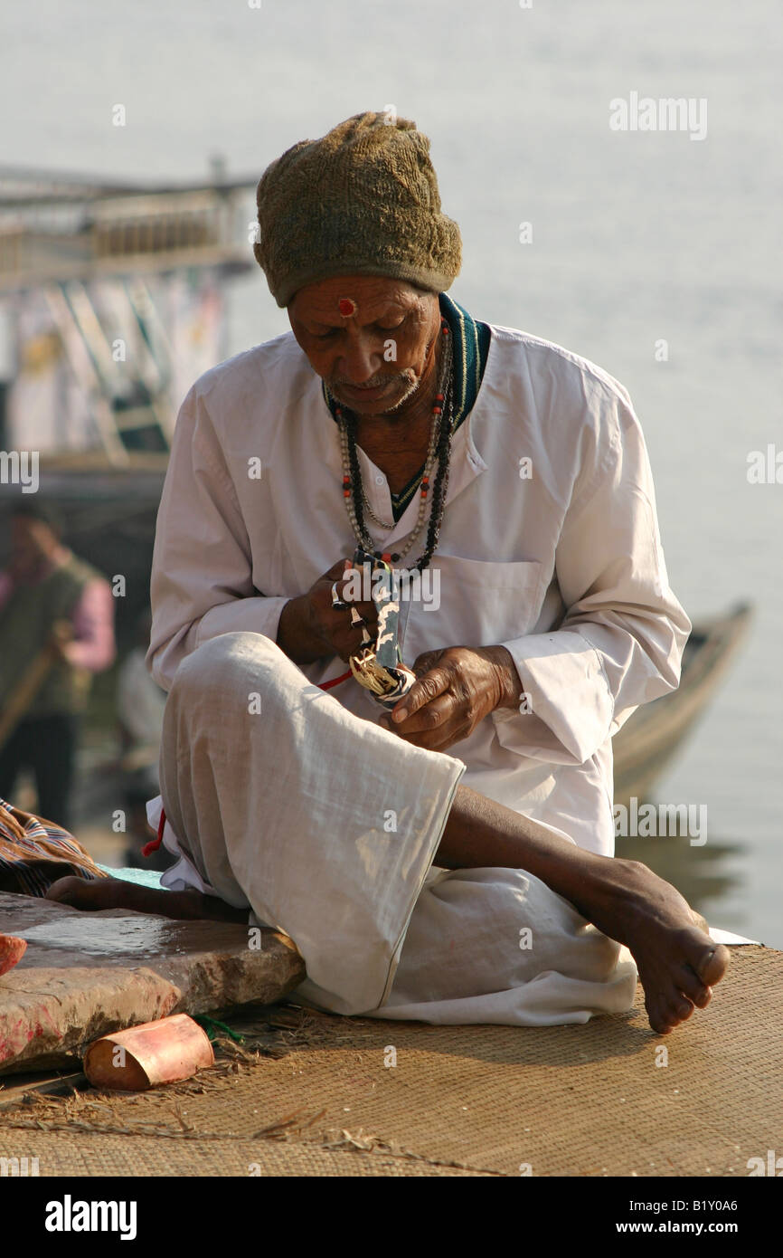Pandit sur un ghat de Varanasi, Inde Banque D'Images