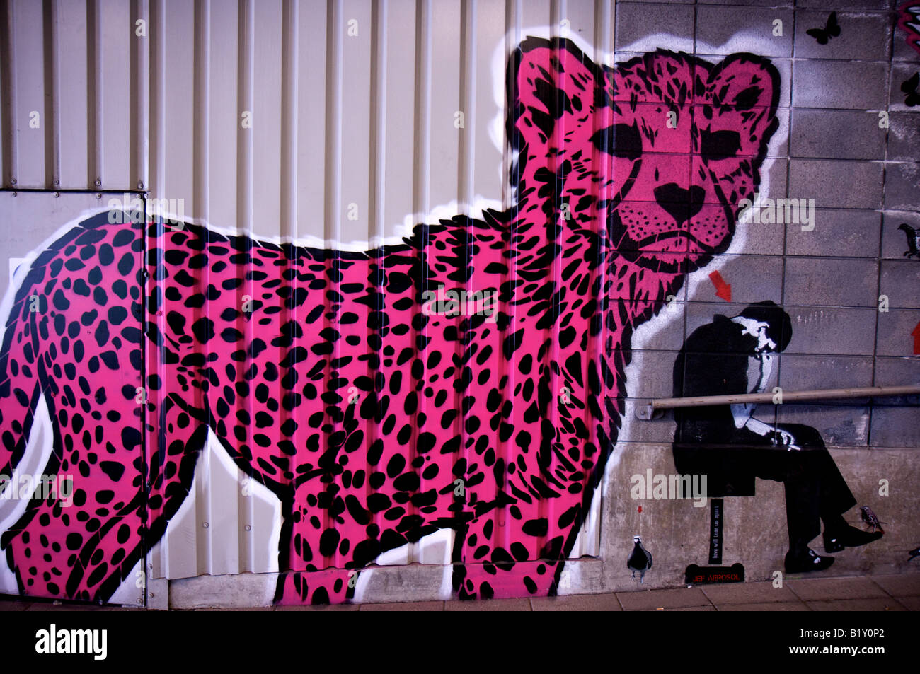 Cheetah cub rose de graffiti et de l'homme sur le mur de Leake Street, Waterloo, London, Royaume-Uni Banque D'Images
