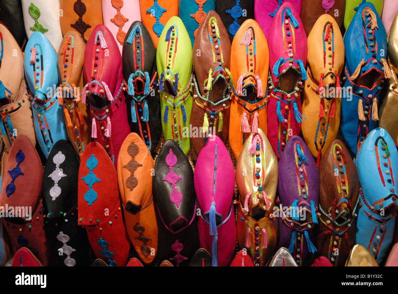 Babouches colorées à Marrakech Banque D'Images