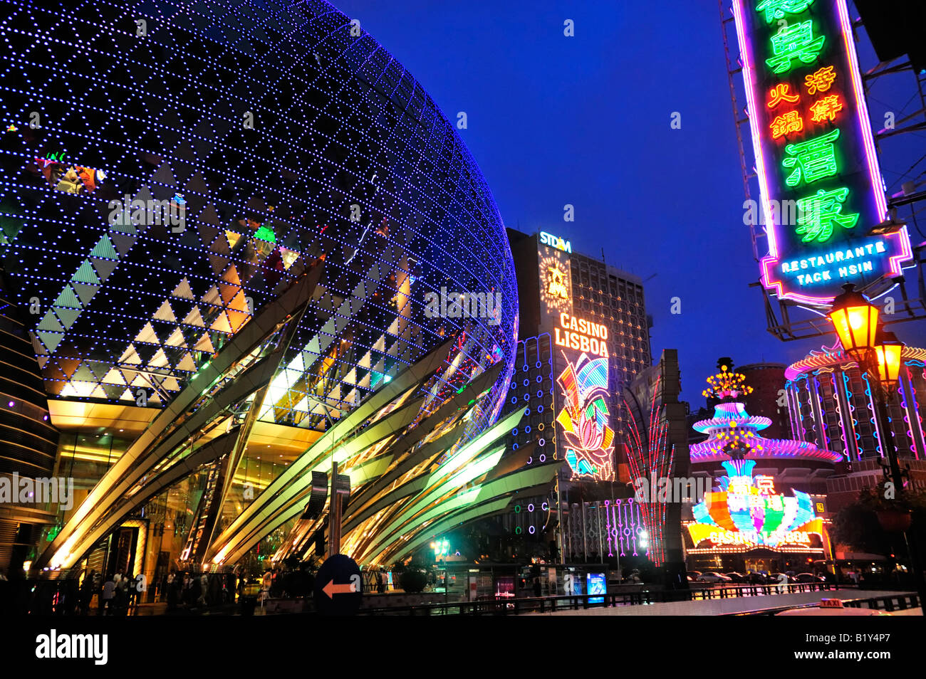 Soir vue sur la spectaculaire nouveau Grand Lisboa Lisboa célèbre Casino et Casino et Hôtel à Macao China 2008 Banque D'Images