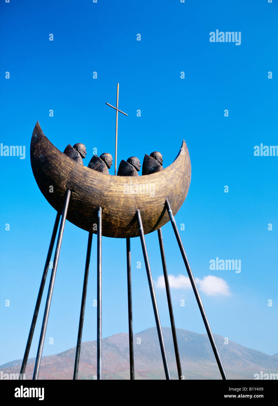 Sculpture 'pour le Skellig' par Eamon Doherty à Cahirciveen, comté de Kerry, Irlande. Moines de la voile à l'île de Skellig Michael. Banque D'Images