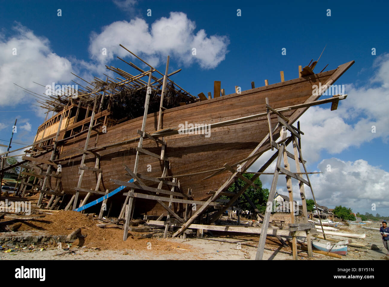De l'industrie de la construction de bateaux en bois traditionnels en Indonésie Banque D'Images
