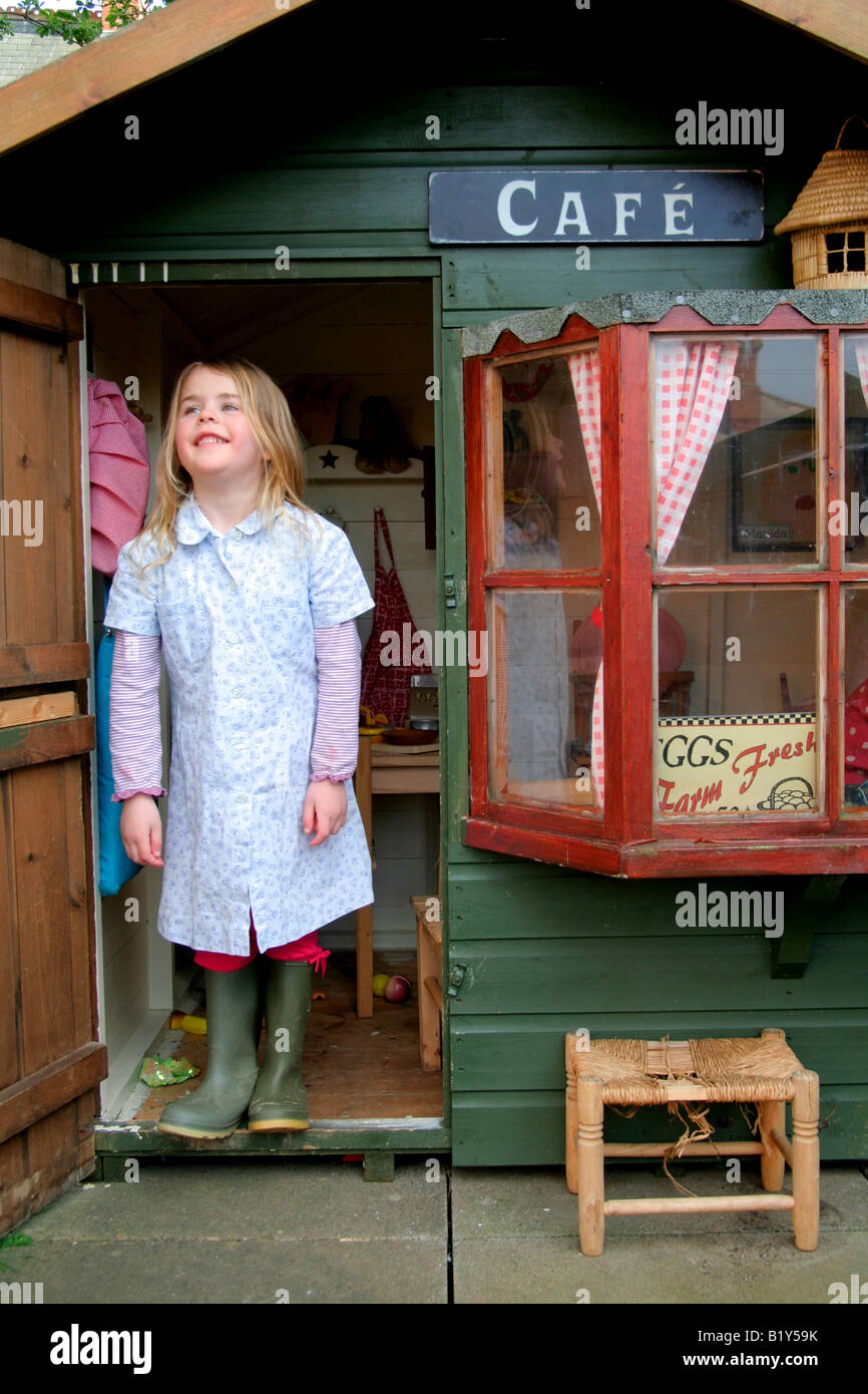 En dehors de sa petite fille playhouse dans le jardin Banque D'Images