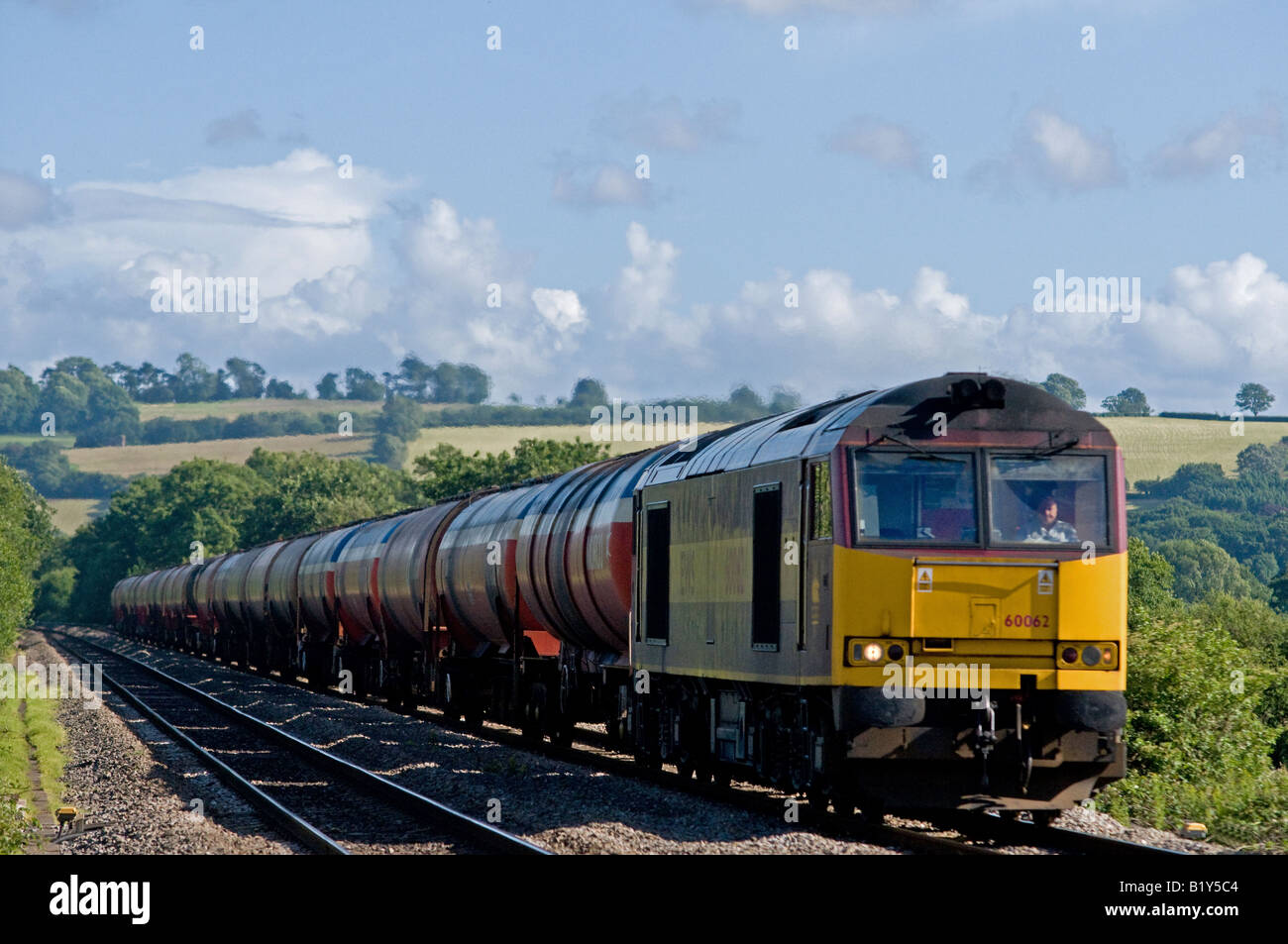 Locomotive de marchandises sur la voie de chemin de fer avec des wagons de carburant Banque D'Images