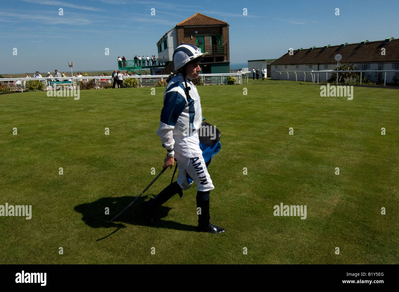 Jockey Champion Ryan Moore marcher jusqu'à la chambre de pesée à courses Brighton Banque D'Images