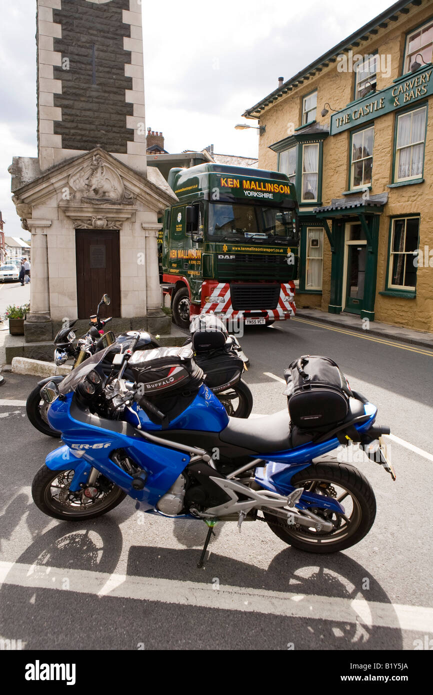 UK Wales Rhayader Powys gros véhicule essayant de tourner après la War Memorial Banque D'Images