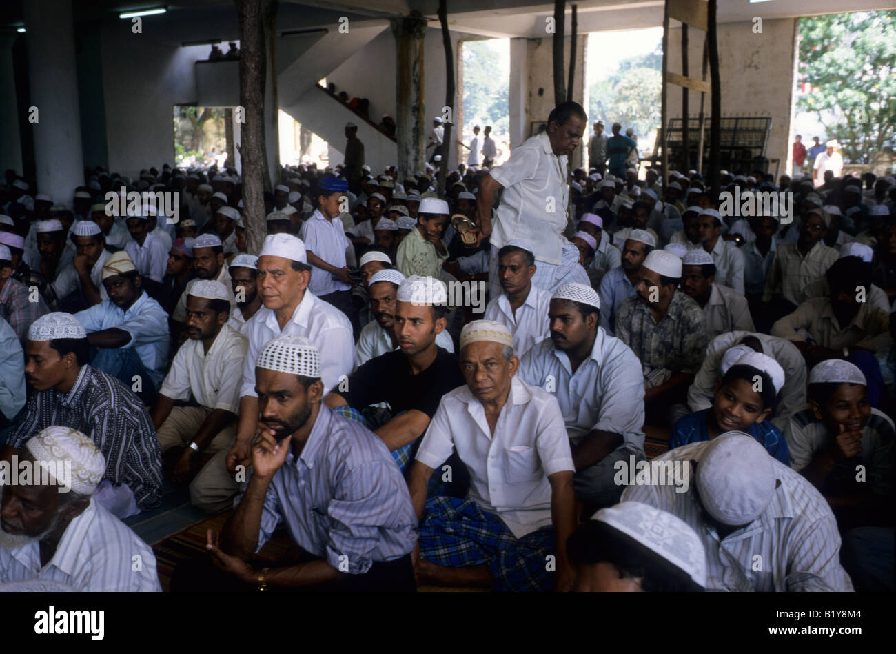 Musulmans sunnites assister à la mi journée prières dans une mosquée à Colombo Sri Lanka Banque D'Images