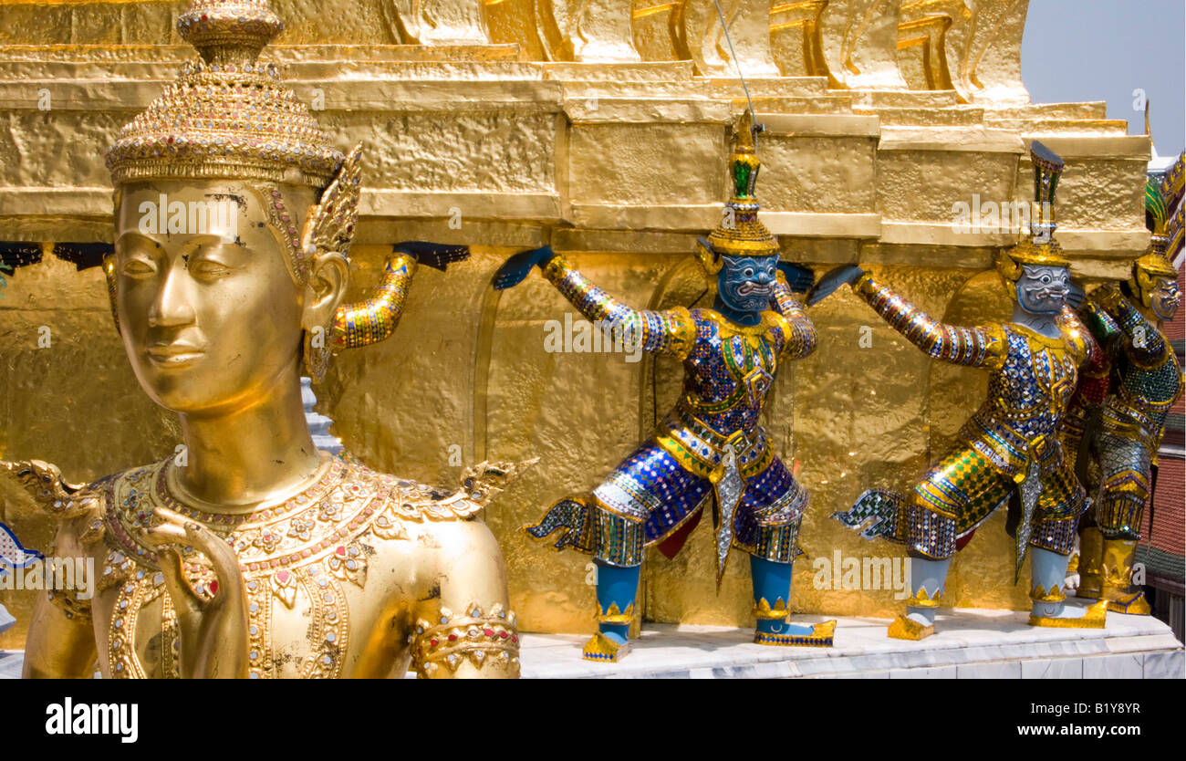 Kinnara mythologique mi-humaine figure l'or et le singe warriors Grand Palace Bangkok Thaïlande Banque D'Images