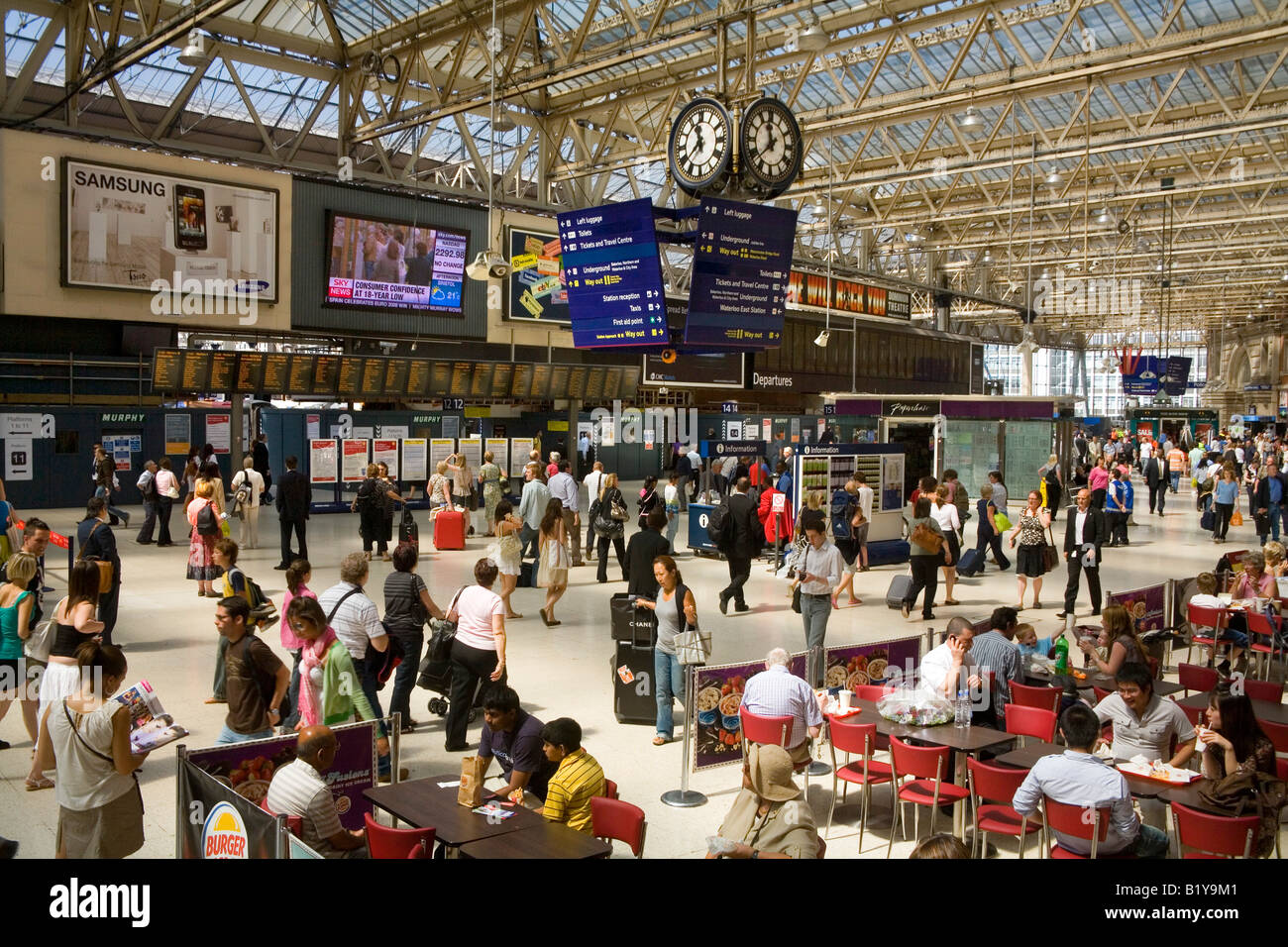 La gare de Waterloo et réservation départ Hall Londres Angleterre Banque D'Images