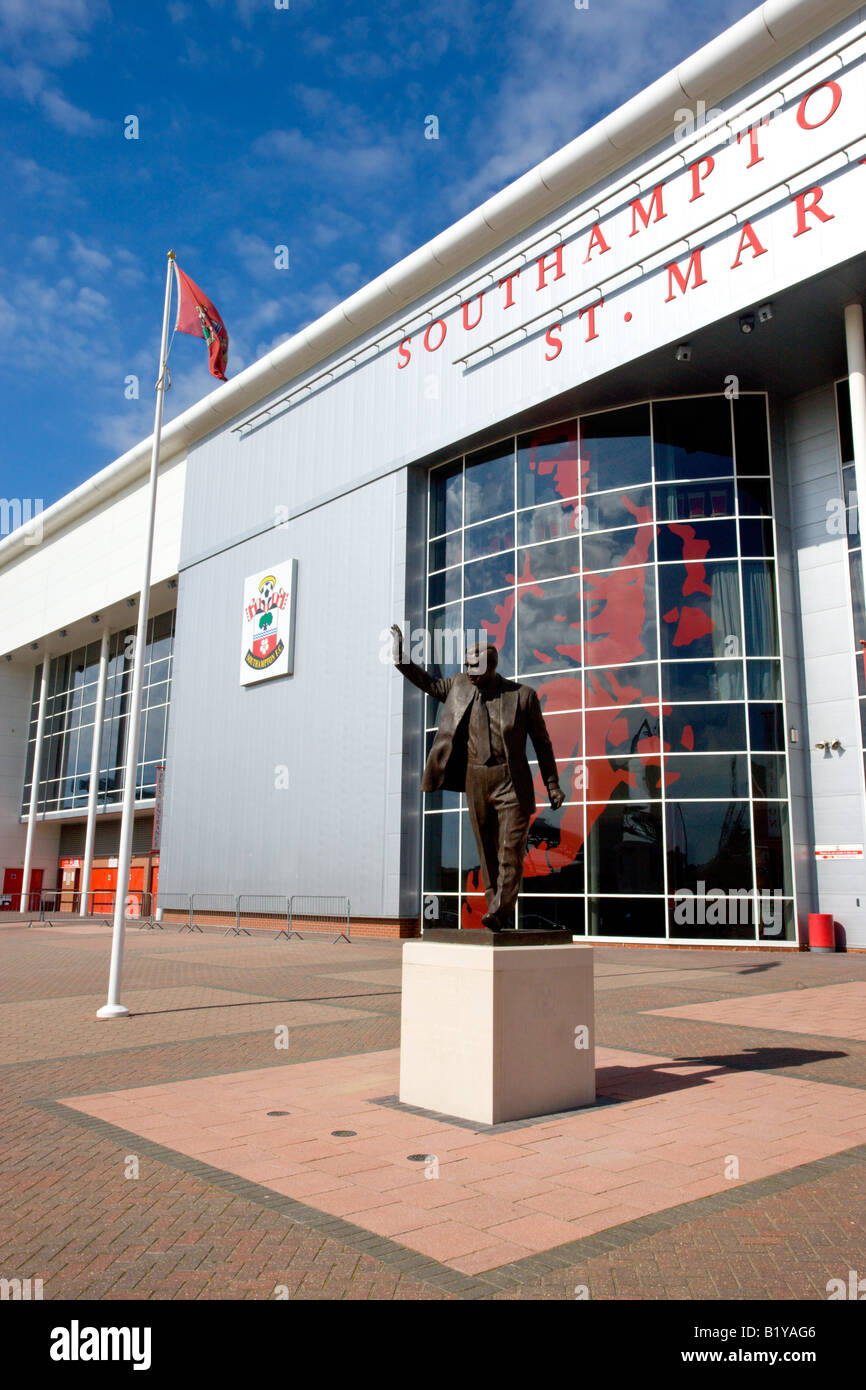 Statue de l'ancien Club de Football de Southampton manager Ted Bates à l'extérieur de St Mary's Stadium Southampton Hampshire Angleterre Banque D'Images