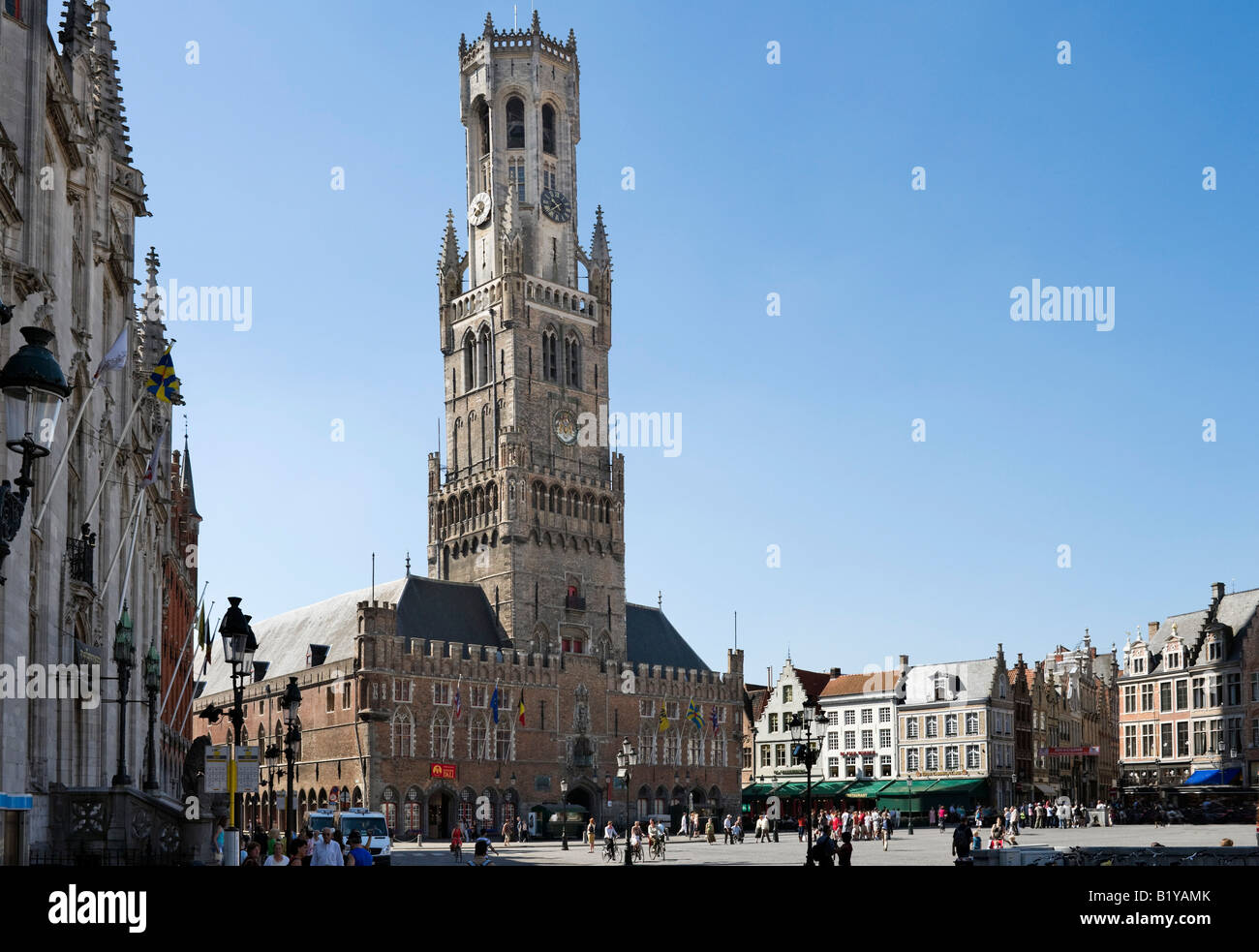 Grote Markt (la place principale) et du beffroi, dans le centre de la vieille ville, Bruges, Belgique Banque D'Images