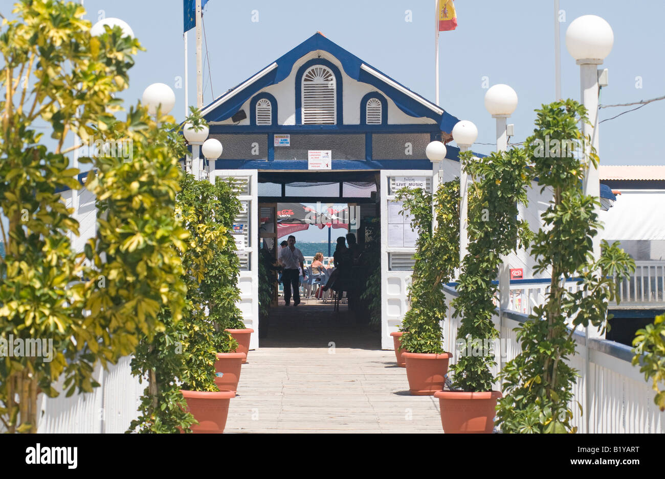 Restaurant traditionnel espagnol situé sur une jetée en bois sur la Mar Menor à Los Alcazares, Murcia, Costa Calida, Spain, Europe Banque D'Images