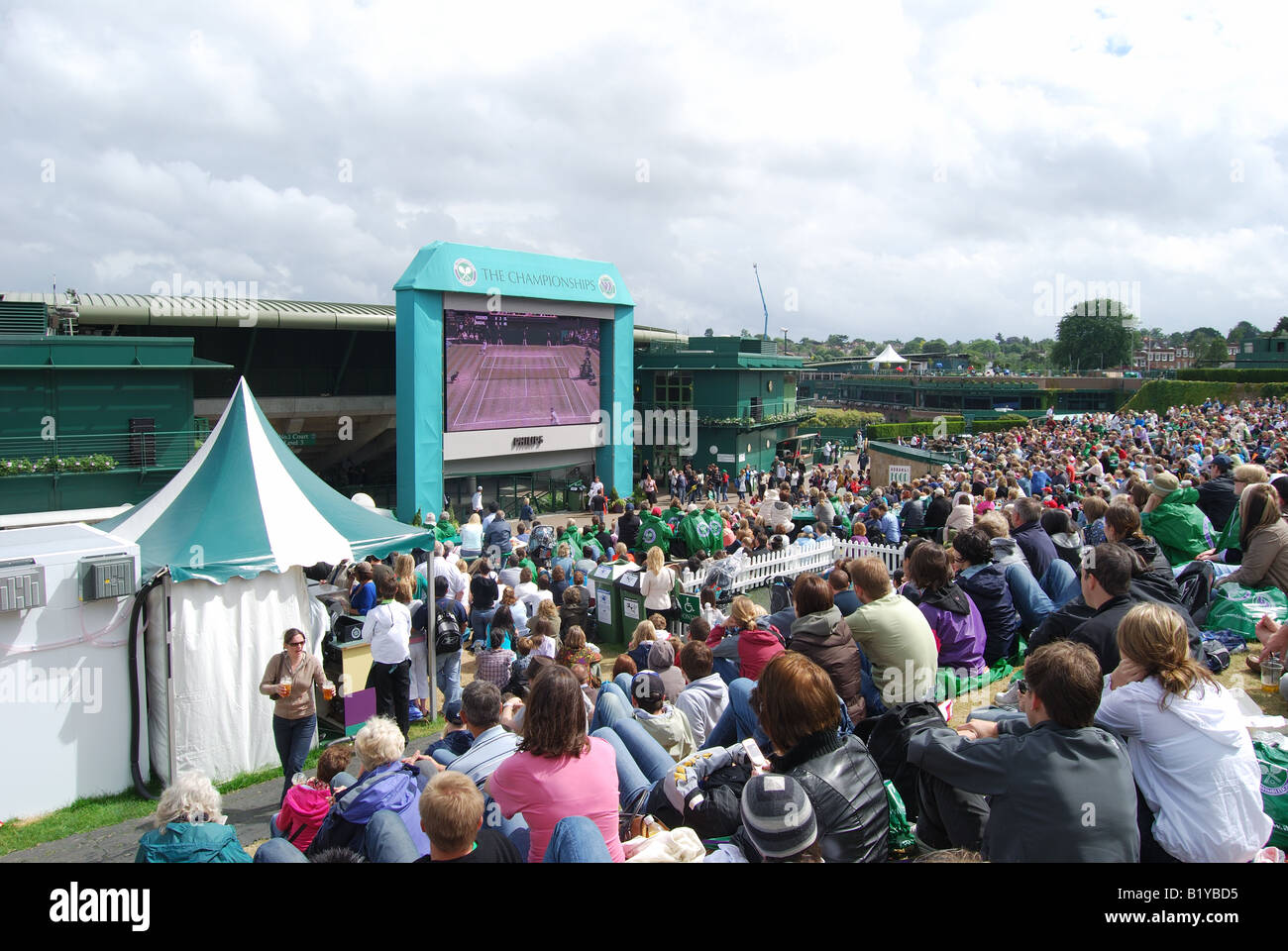 Spectateurs regardant le tennis sur Henman Hill, les Championnats, Wimbledon, Merton Borough, Greater London, Angleterre, Royaume-Uni Banque D'Images