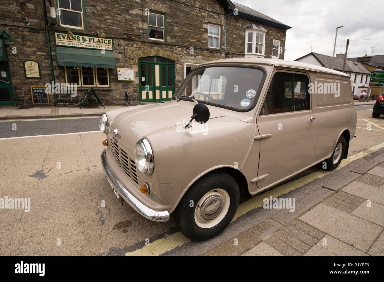 UK Wales Rhayader Powys North Street 1960 mini van stationné sur une ligne jaune Banque D'Images