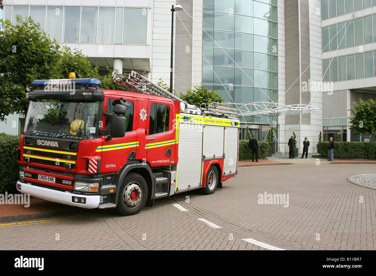 Véhicule à moteur d'incendie participant à un appel à un hôtel à La ville de Cardiff South Wales GB UK 2008 Banque D'Images