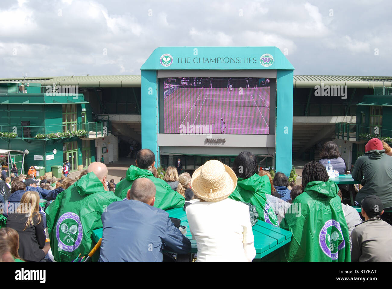 Spectateurs regardant le tennis sur Henman Hill, les Championnats, Wimbledon, Merton Borough, Greater London, Angleterre, Royaume-Uni Banque D'Images