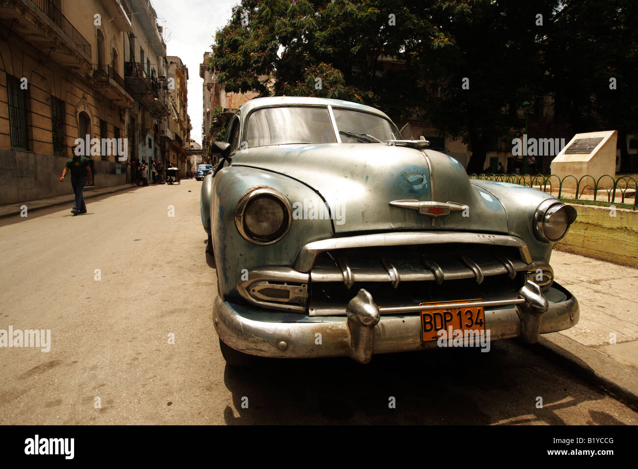 Voitures anciennes dans les rues de La Havane Banque D'Images