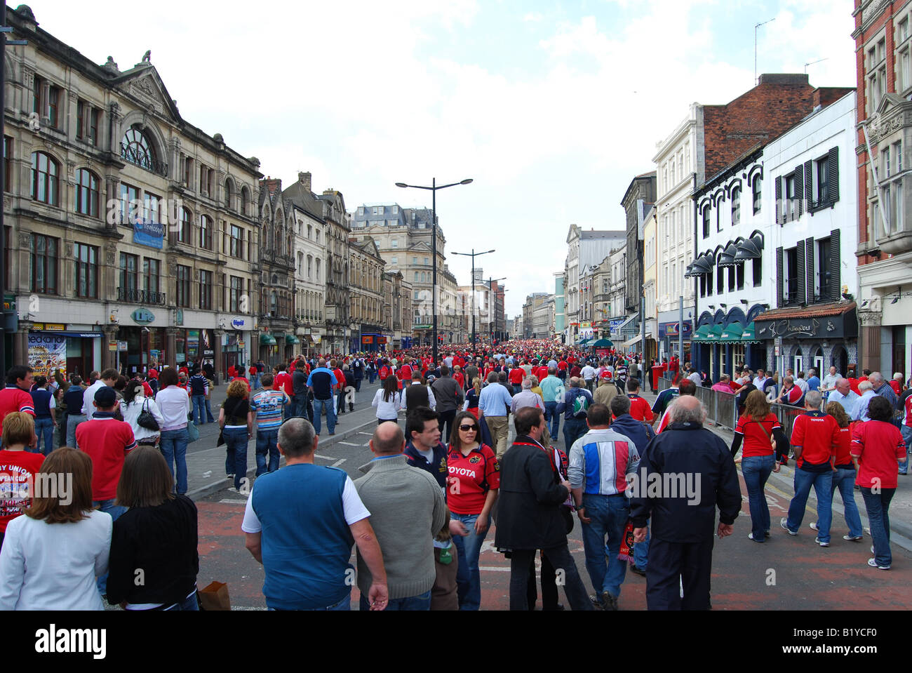 Munster fans à St Mary Street Cardiff avant de la Heineken Cup rugby européen 2008 finale entre munster et toulousain s Banque D'Images