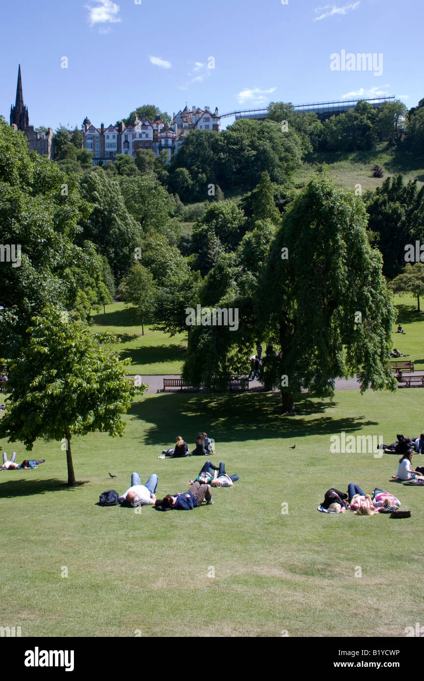 Les jardins de Princes Street à Édimbourg sous le soleil d'été avec les gens se relaxer et apprécier le parc. Banque D'Images