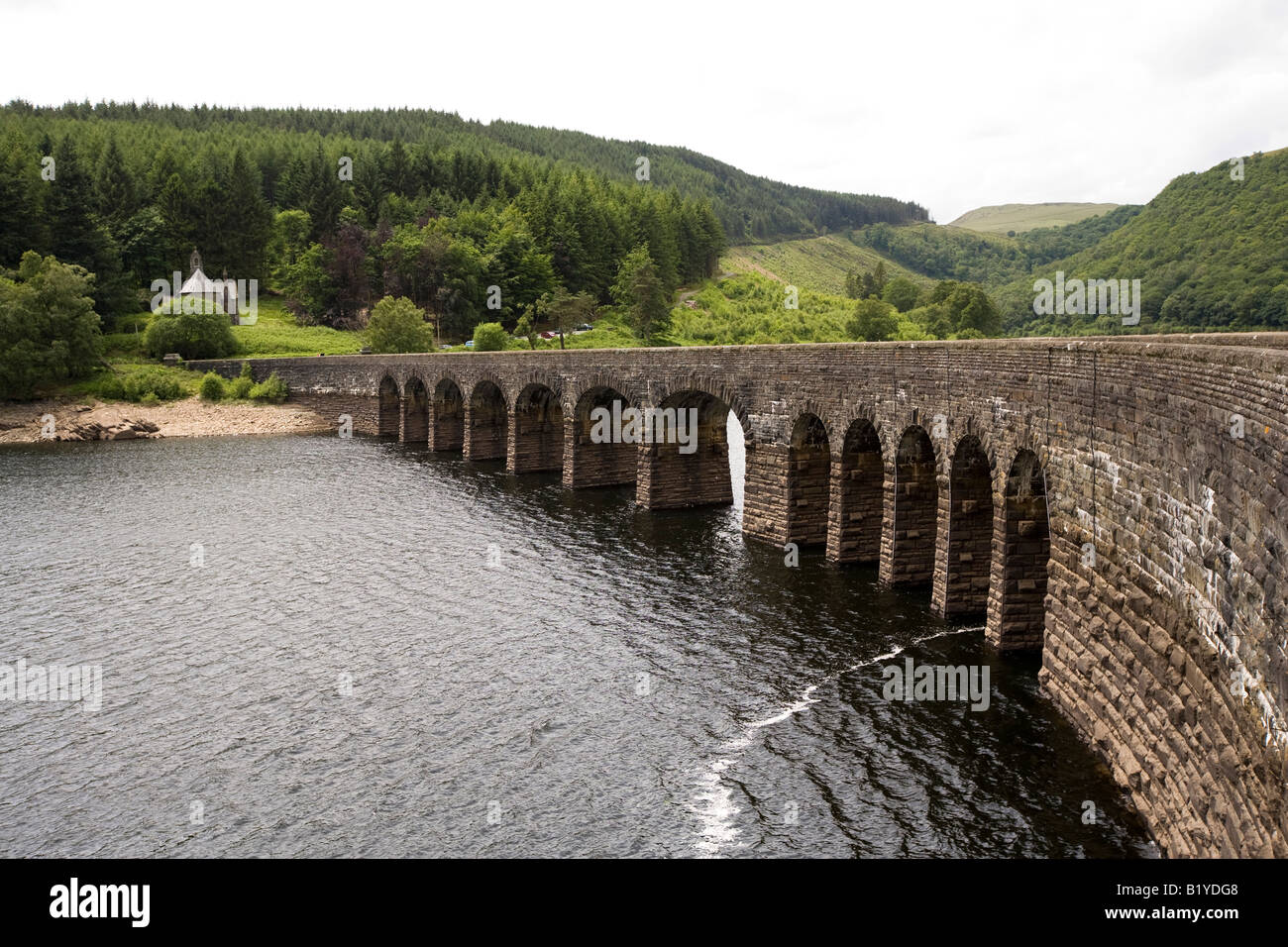 UK Wales Rhayader Powys Elan Valley Garreg dam avec Nant Ddu Gwyllt eglise reconstruite après les inondations Banque D'Images