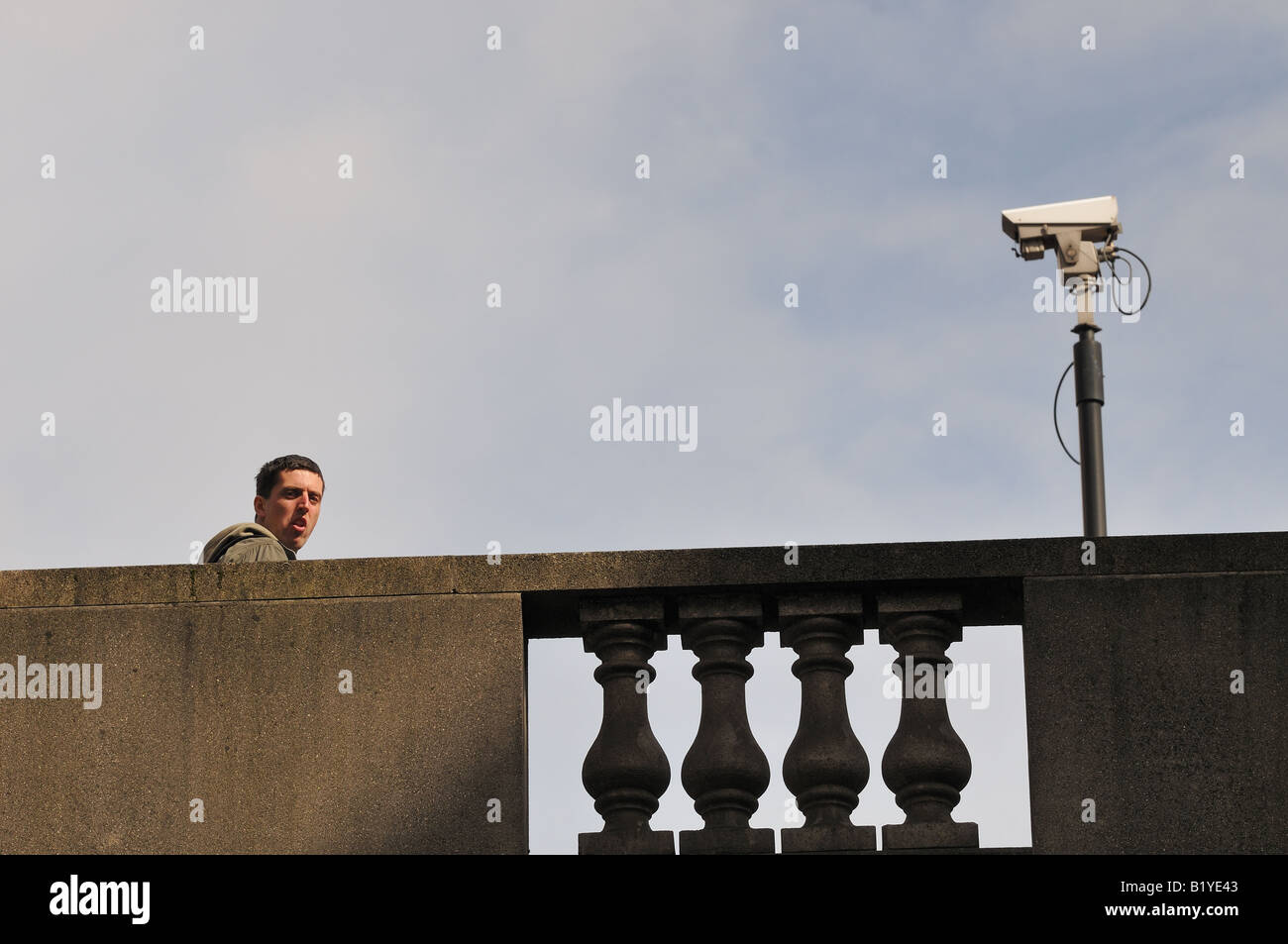 L'homme sur un pont avec une caméra de vidéosurveillance Banque D'Images