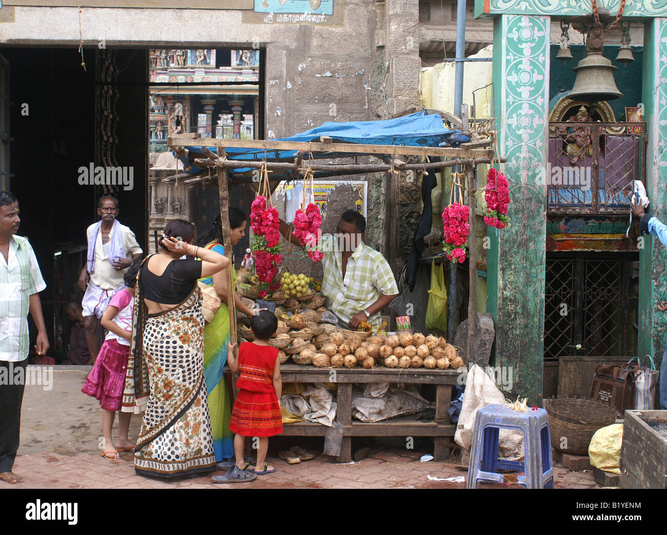 Un étal extérieur de la Sri Meenakshi Temple à Madura, Inde. Banque D'Images