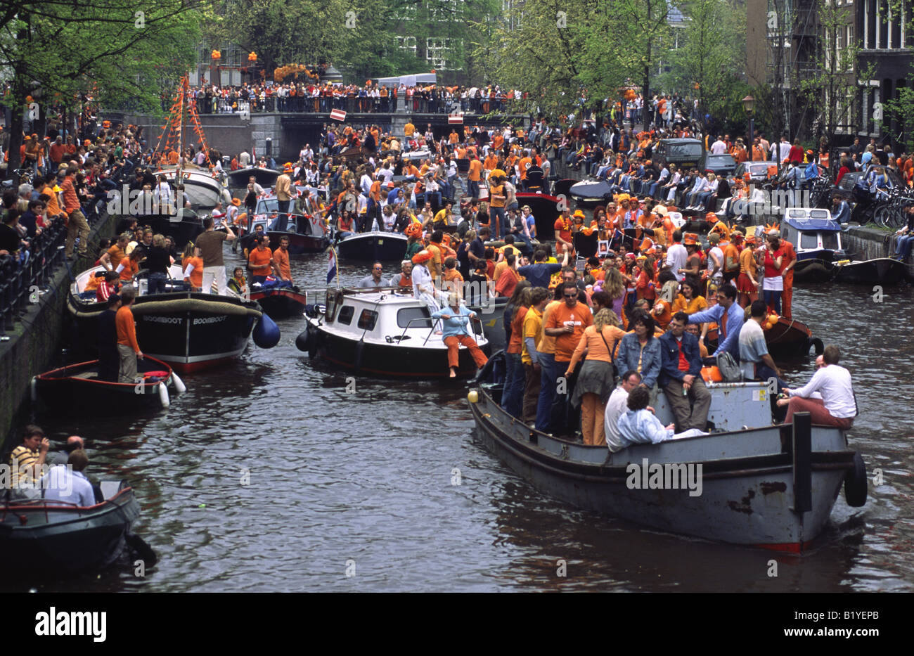 Les célébrations de la Journée de la reine sur les canaux. Prinsengracht, Amsterdam, Pays-Bas. Banque D'Images