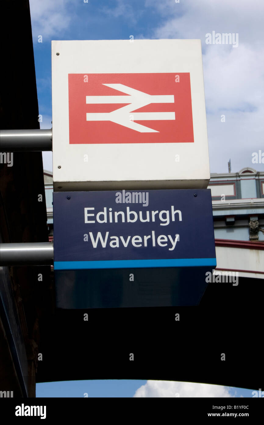 La gare de Waverley dans le centre-ville d'Édimbourg - panneau d'entrée dans le cadre de North Bridge Banque D'Images