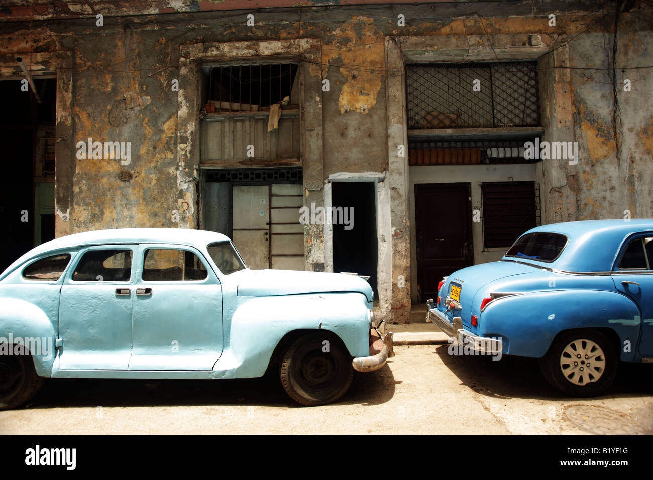 De vieilles voitures dans la Vieille Havane Banque D'Images