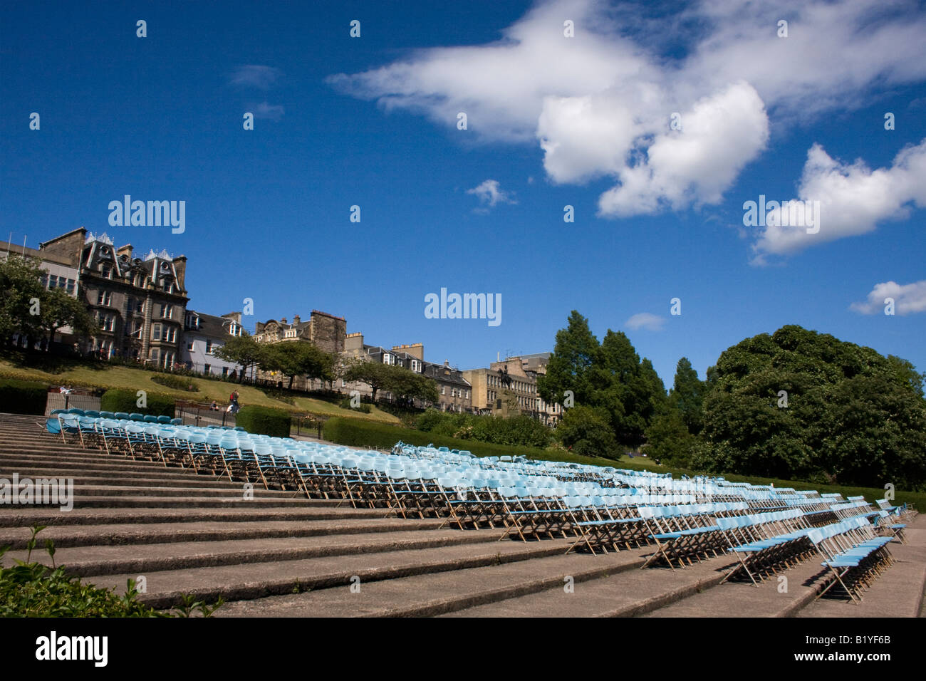 Les sièges band stand dans les jardins de Princes Street, Édimbourg sous le soleil d'été avec les gens se relaxer et apprécier le parc. Banque D'Images