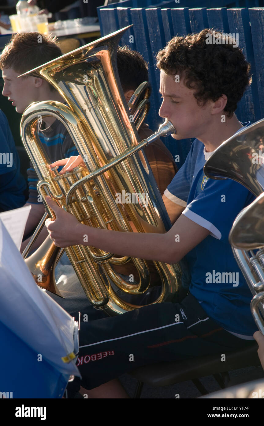 Teenage boy jouer du tuba dans un orchestre de cuivres de l'école Banque D'Images