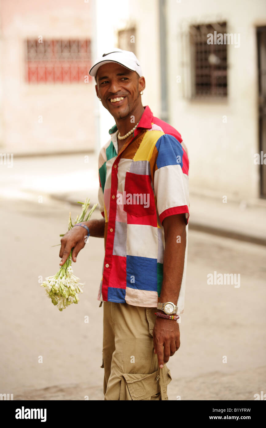 Cubano homme sourit dans la rue Banque D'Images