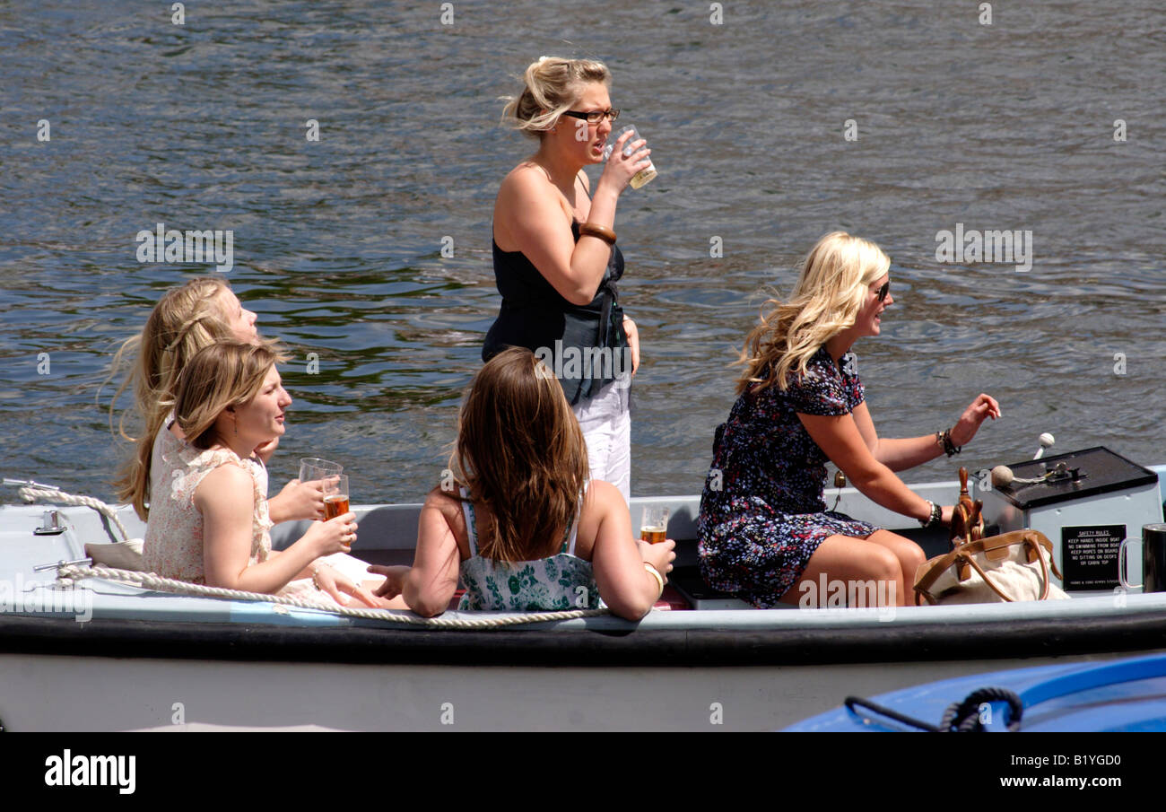 Les spectateurs dans un bateau au Henley Regatta Juillet 2008 Banque D'Images