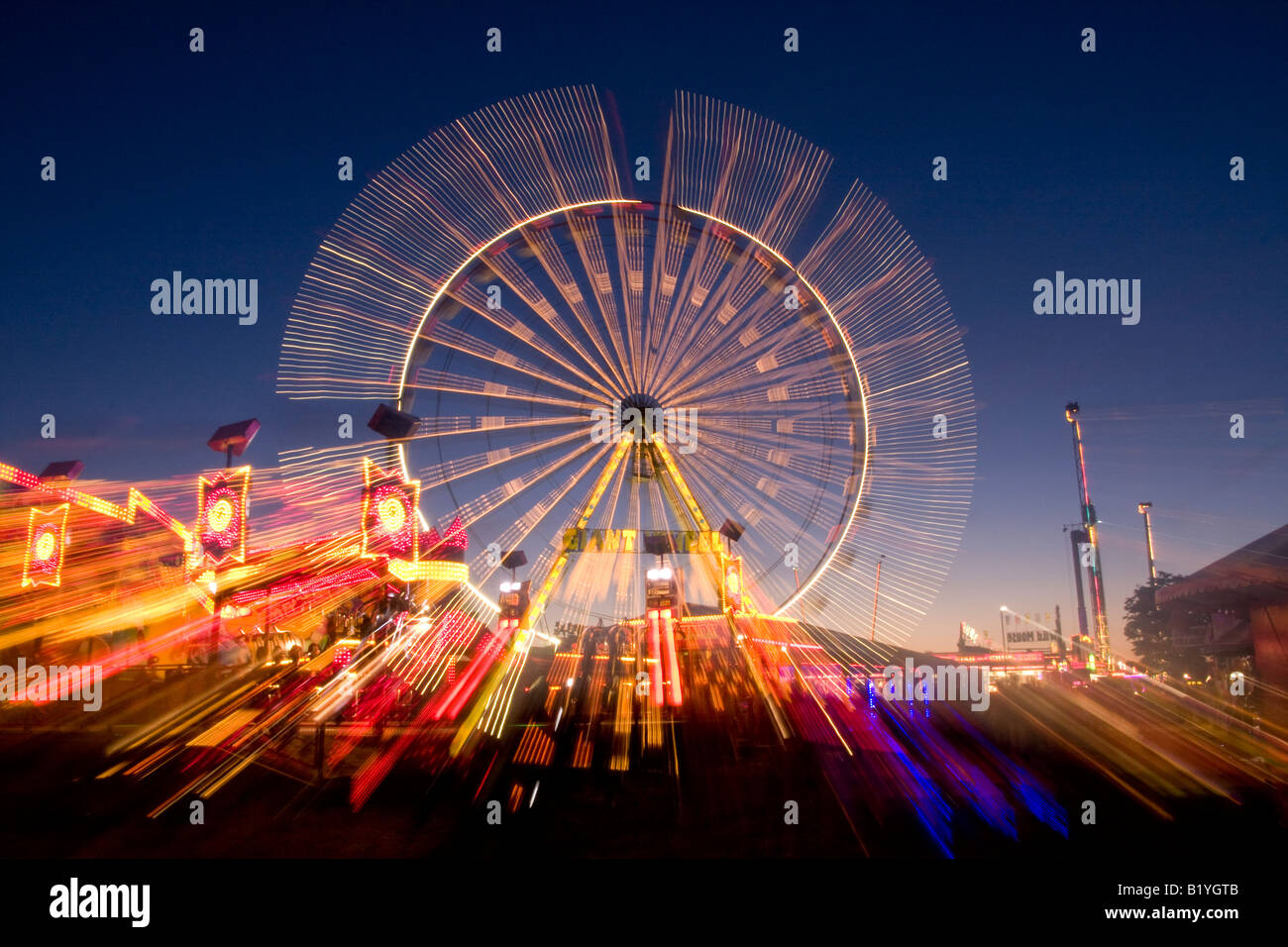 La grande roue photo de nuit à la foire de la ville Hoppings moor Newcastle Banque D'Images