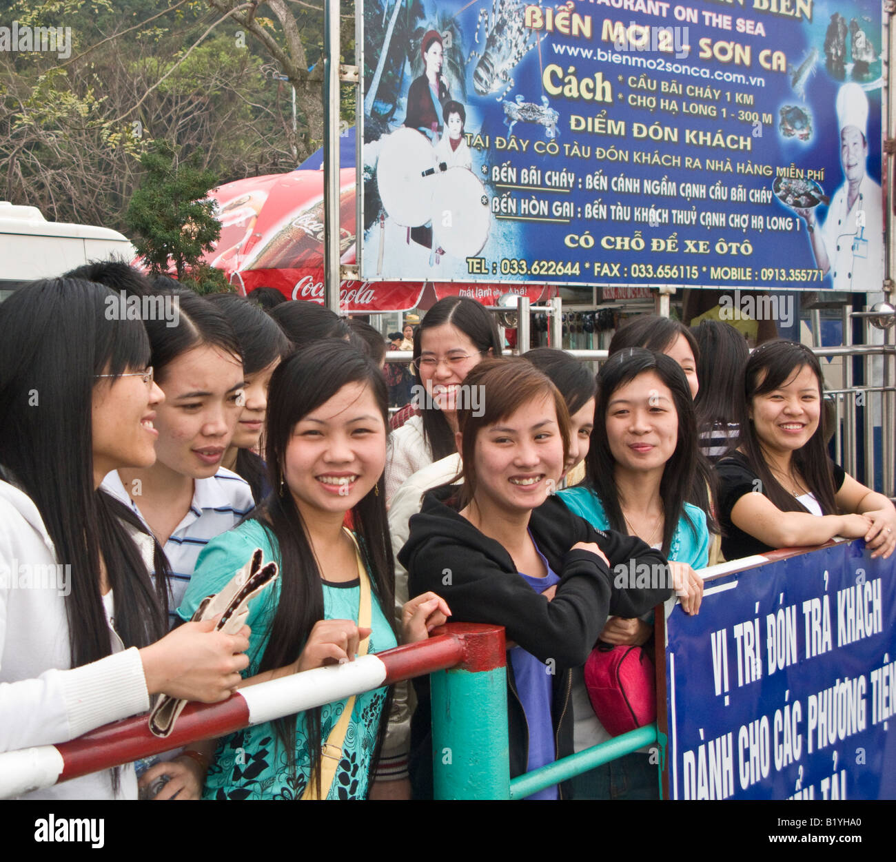 Les étudiants vietnamiens en attente d'excursion en bateau à Halong Bay, Vietnam Banque D'Images