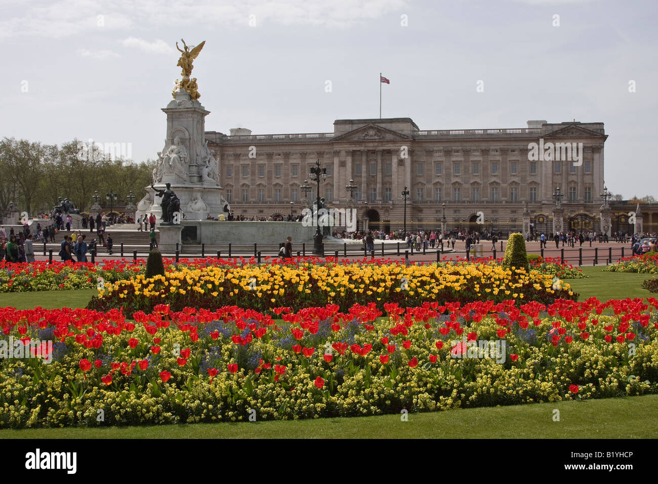 Le palais de Buckingham, résidence de la famille royale britannique, avec la reine Victoria Monument situé sur l'avant-plan, London England Banque D'Images