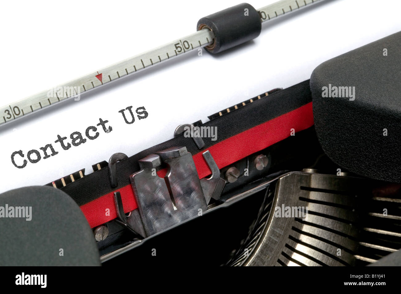 Contactez-nous tapé sur une vieille machine à écrire, tourné à un angle Banque D'Images