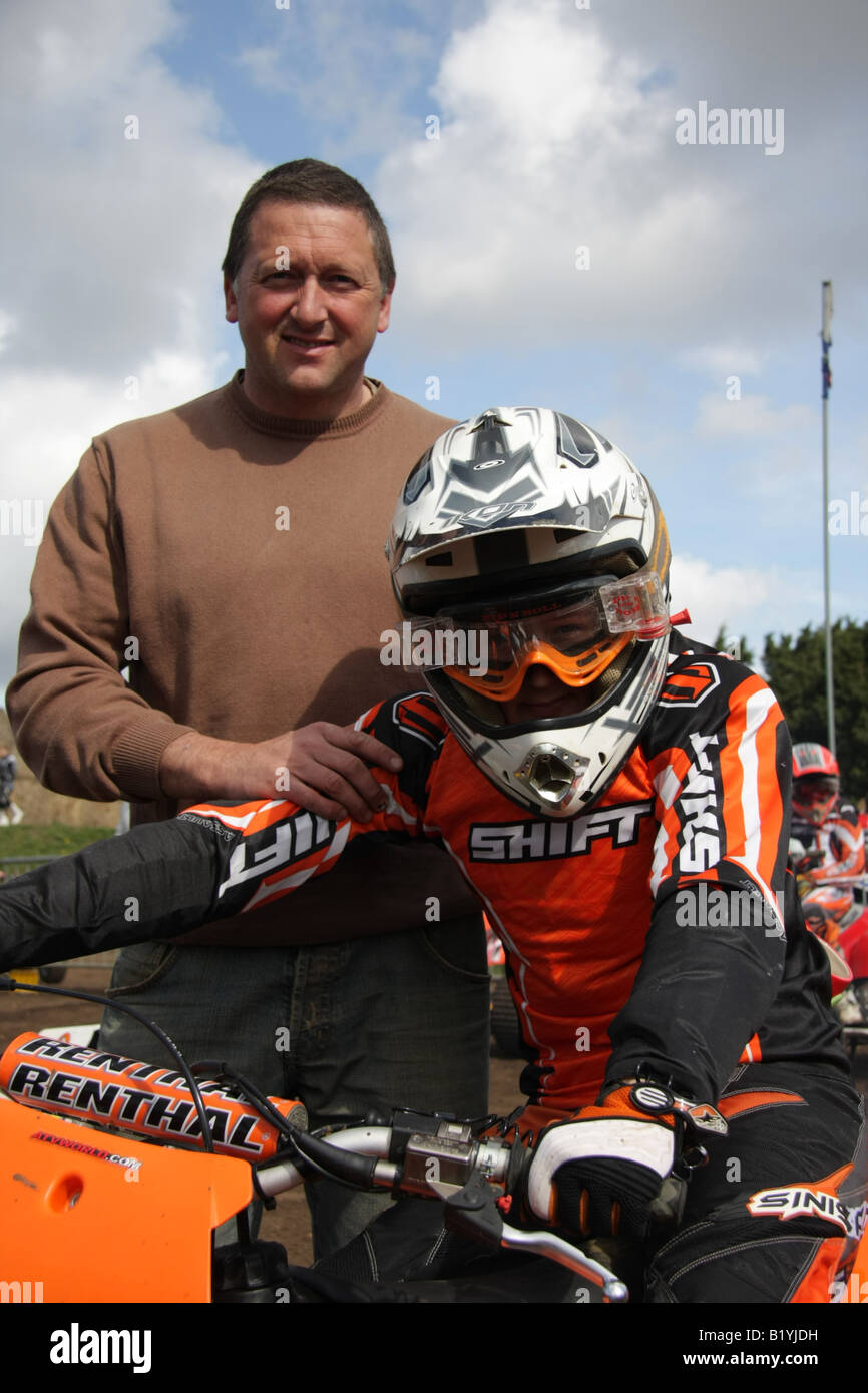 Père et fils à Mildenhall Quad racing. Banque D'Images Père et fils à Mildenhall Quad racing. Banque D'Images