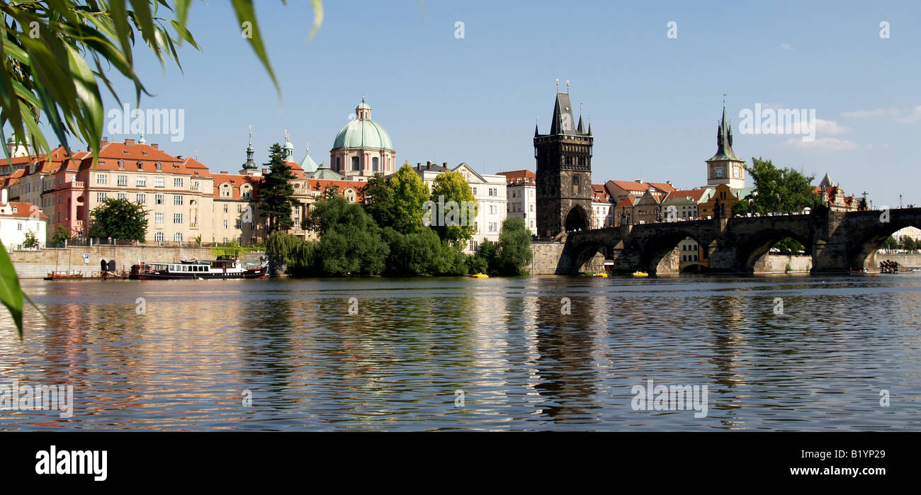 Belle architecture sur la rivière Vltava, Prague, République Tchèque Banque D'Images