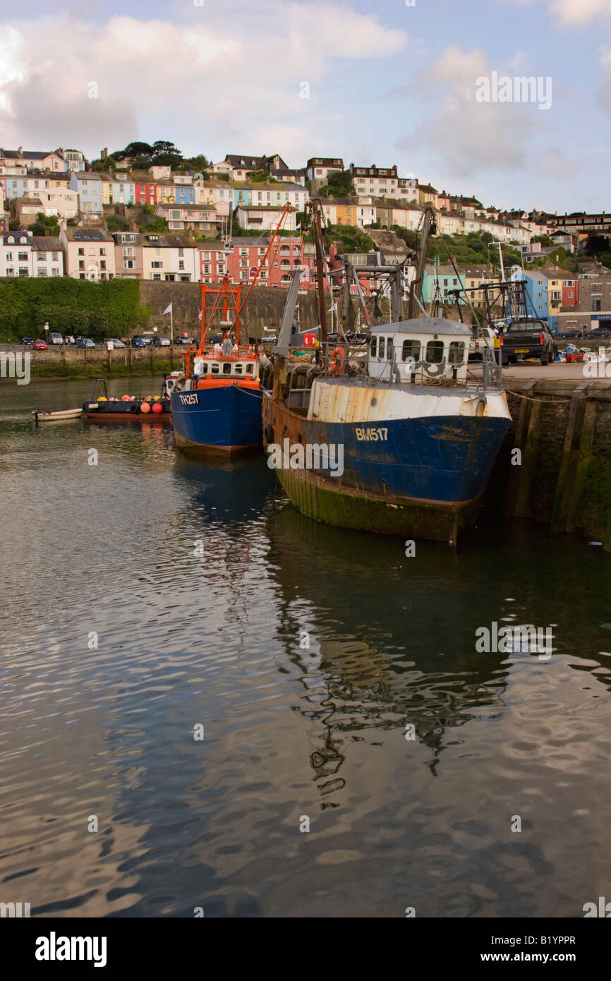 Les bateaux de pêche à Brixham Harbour Banque D'Images