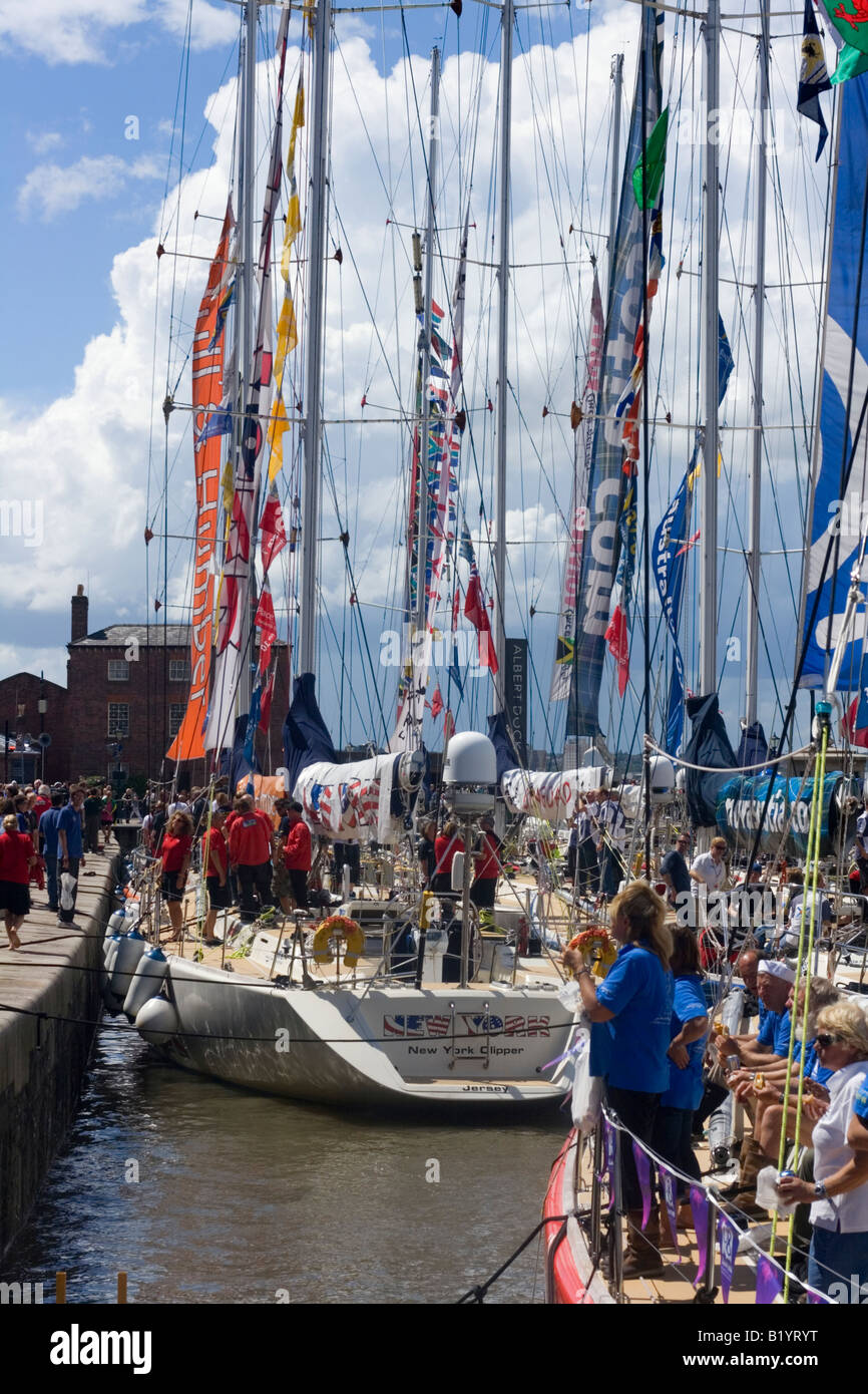 37 L'équipage de New York à Liverpool à la fin de la 0708 clipper round the world race 6 Juin 2008 Banque D'Images