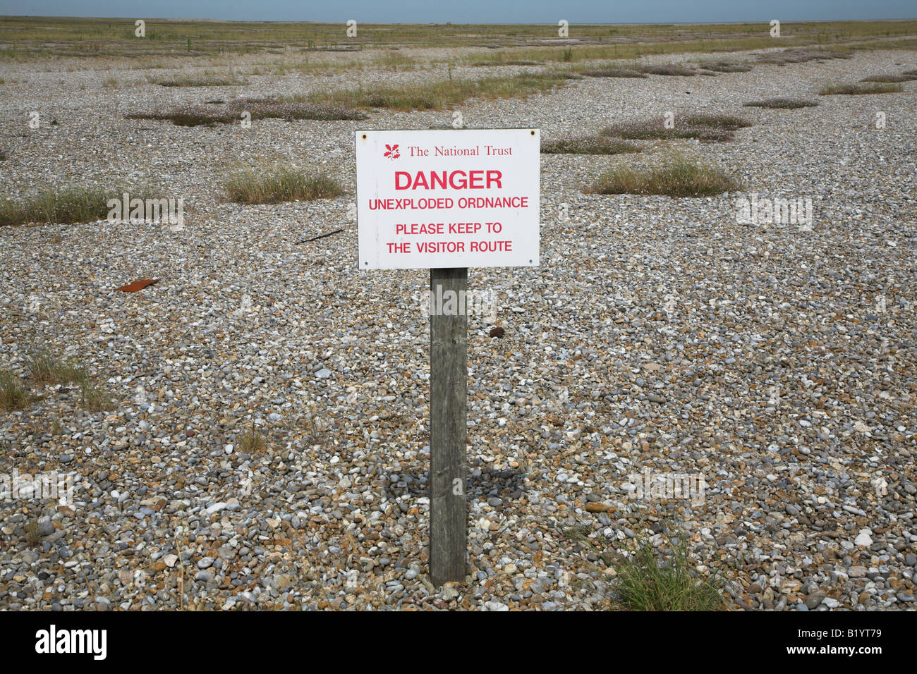 Danger des armements sign in shingle Orford Ness Suffolk Angleterre Banque D'Images