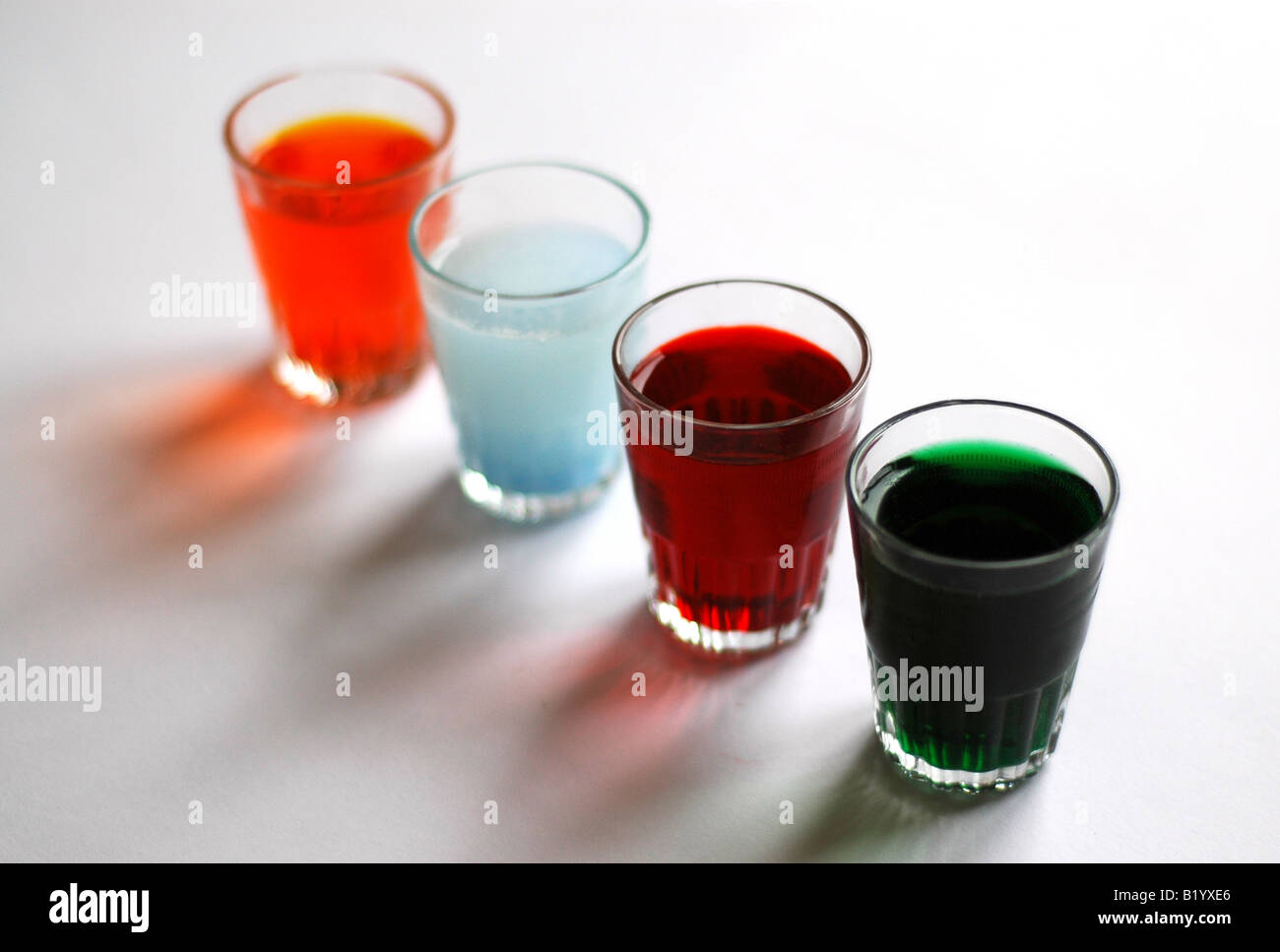 4 verres remplis de liquides colorés Banque D'Images