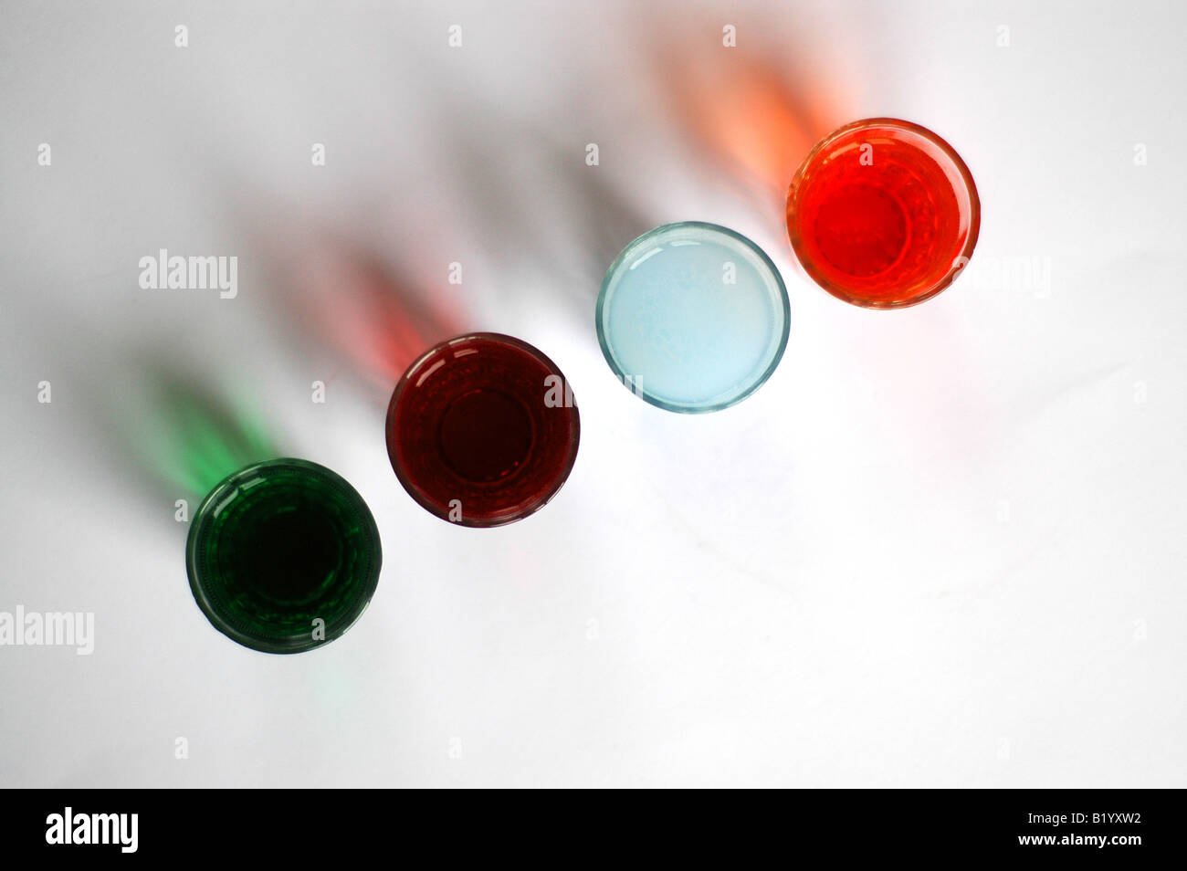 4 verres remplis de liquides colorés, tourné à partir de ci-dessus Banque D'Images