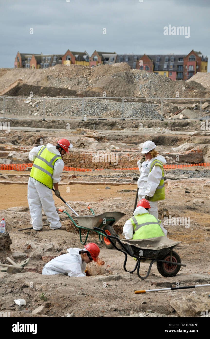 Les archéologues au travail lors d'une excavation dans une ancienne usine à gaz à Belfast Banque D'Images