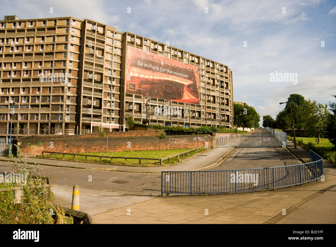 Une très large publicité Eurostar poster sur le mur extérieur d'un bloc d'habitation conseil désaffecté à Sheffield Banque D'Images