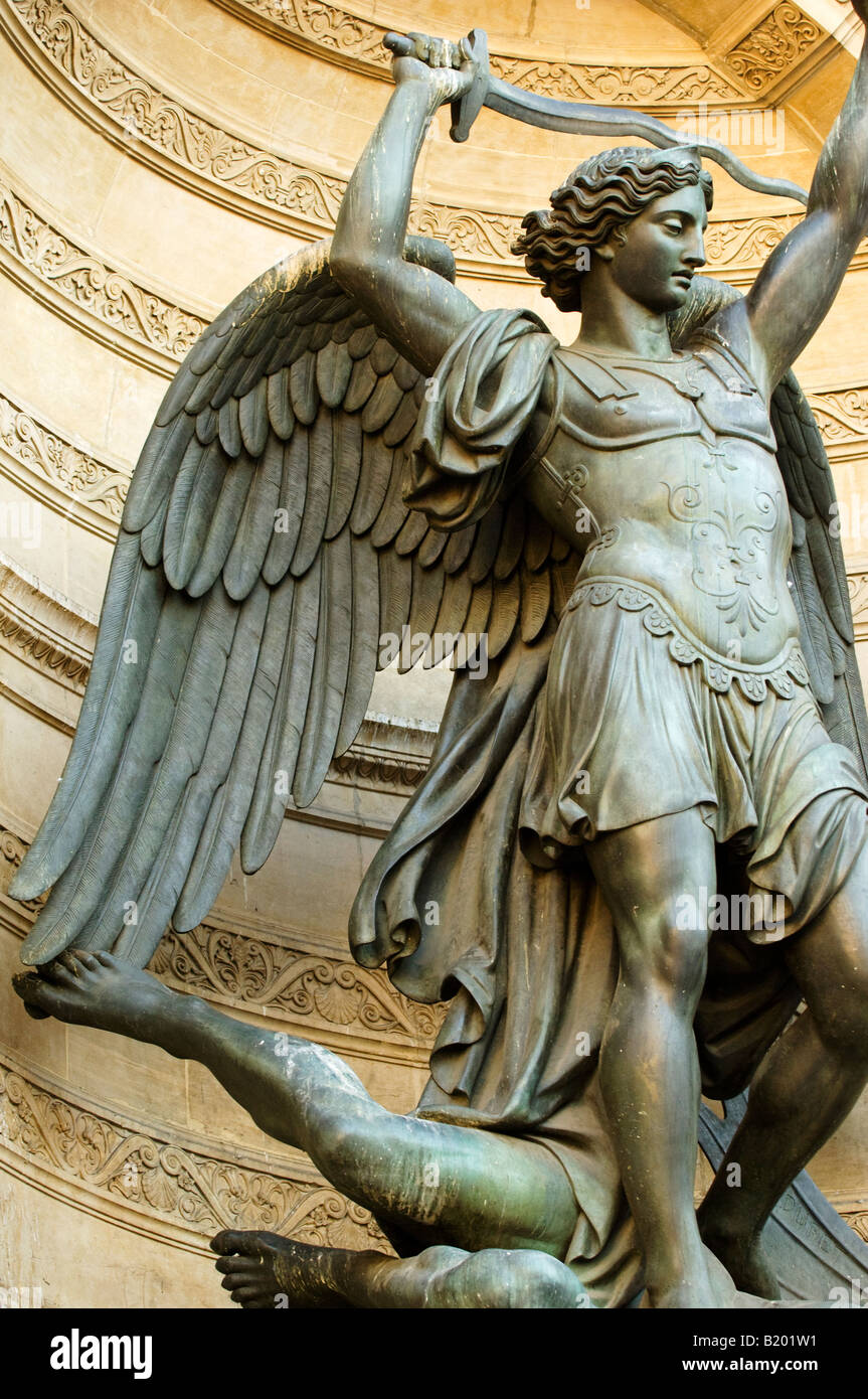 Statue de Saint Michel terrassant un dragon dans le Quartier Latin de Paris. Banque D'Images