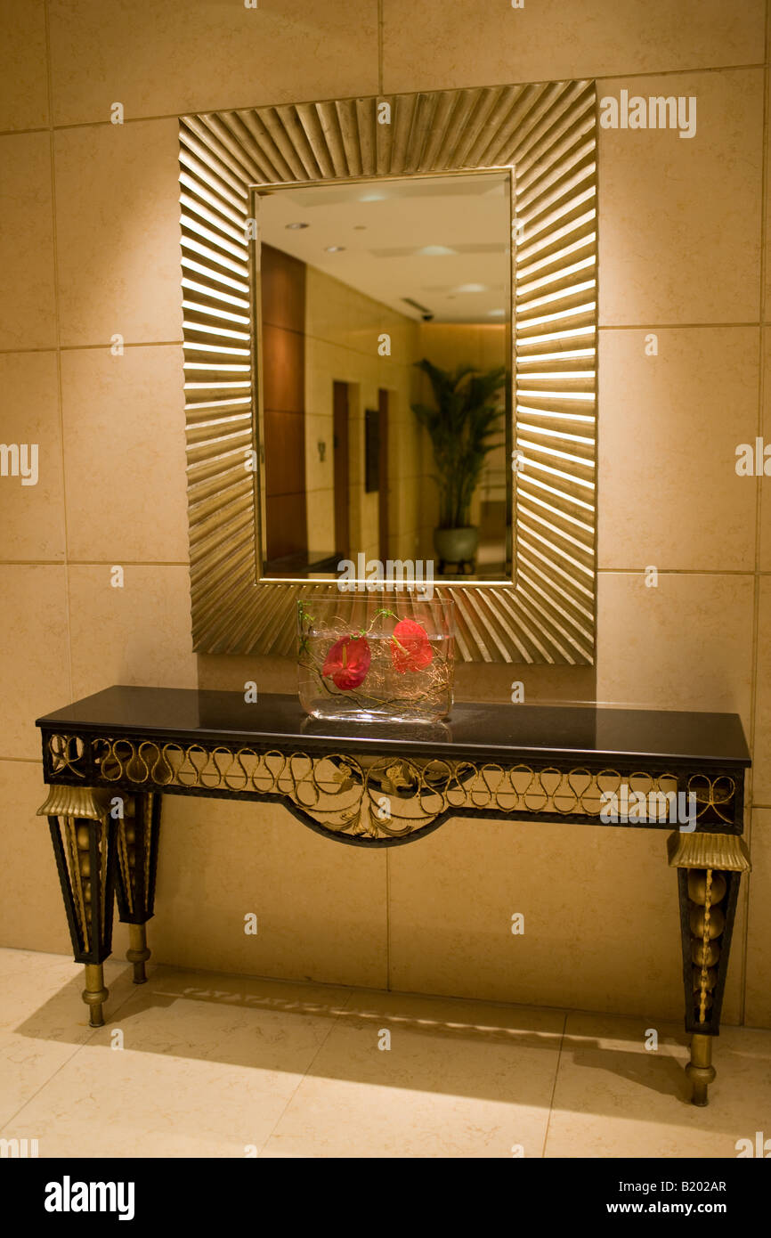 Miroir et table console dans le couloir de l'hôtel Beijing Hôtel hôte officiel de Jeux olympiques de Beijing Chine Banque D'Images
